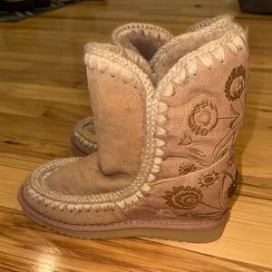 MOU Boots
